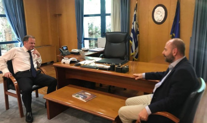 Συνάντηση Καραμανλή με τον πρόεδρο του ΤΕΕ