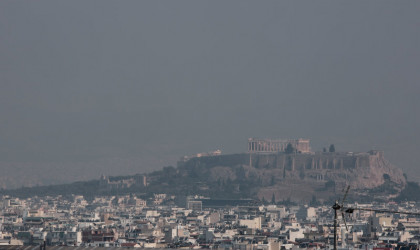 Καπνός στον αττικό ουρανό από τη φωτιά στην Εύβοια