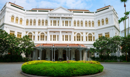 Άνοιξε ξανά το Raffles Singapore - Πολυτέλεια σε λευκό φόντο