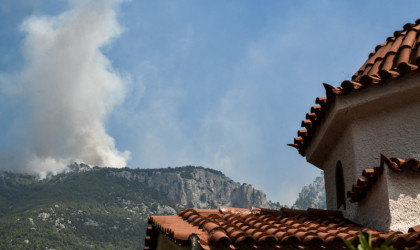 Μάχη με τις φλόγες στο Λουτράκι -Μαίνεται η φωτιά