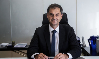 Θεοχάρης στο Bloomberg: Οι σχεδιασμοί για τον ελληνικό τουρισμό