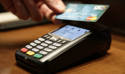 Παράταση στην αύξηση του ορίου ανέπαφων συναλλαγών χωρίς PIN