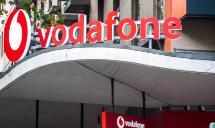 Για αυξήσεις στις τιμές προειδοποιεί τους πελάτες η Vodafone Βρετανίας