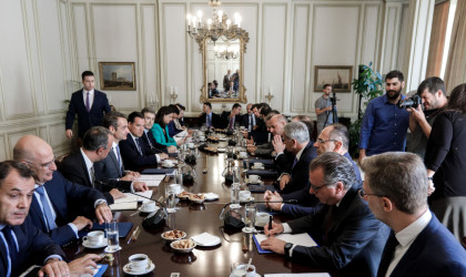 Υπουργικό Συμβούλιο: Επίδομα τοκετού και συγκεντρώσεις στην ατζέντα