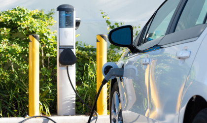 Ηλεκτρικά αυτοκίνητα: Ξεκινά το σχέδιο για φορτιστές και θέσεις στάθμευσης