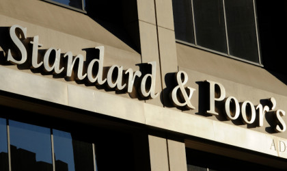 Η S&P αναβάθμισε τις προοπτικές του ελληνικού αξιόχρεου σε θετικές