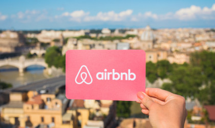 Τέλος τα πάρτι στα Airbnb