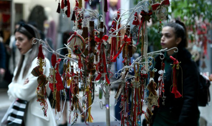 Εορταστικό ωράριο: Τι ώρα κλείνουν τα καταστήματα