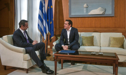 Ο χαλαρός διάλογος του Κυριάκου Μητσοτάκη με τον Αλέξη Τσίπρα