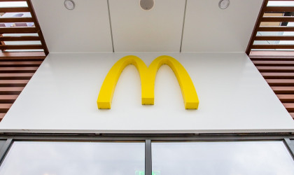 Προχωράει σε απολύσεις η McDonald’s