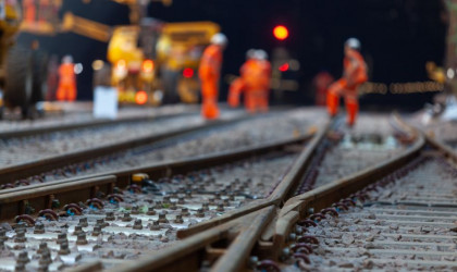 Εκατοντάδες εκατομμύρια για έργα στα μέσα σταθερής τροχιάς