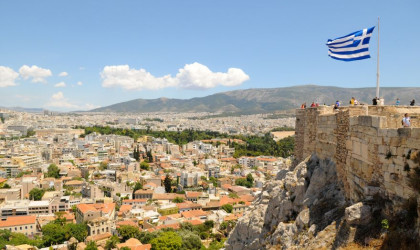 Απελευθέρωση της οικονομίας με το ένα μάτι στην ύφεση και το άλλο στα κρατικά ταμεία