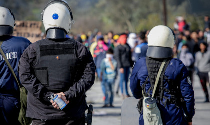 Μεταναστευτικό: Σφοδρή αντιπαράθεση κυβέρνησης και ΣΥΡΙΖΑ 