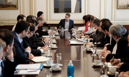Κορωνοϊός: Η κυβέρνηση έκλεισε παραλίες και χιονοδρομικά 