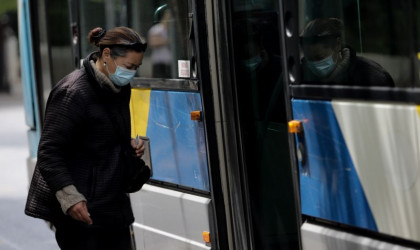 Τέλος, από σήμερα, στην υποχρέωση χρήσης μάσκας στα ΜΜΜ - Τι ισχύει στις δομές υγείας