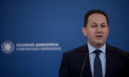 Πέτσας: Τρεις εστίες ανησυχίας για τον κορωνοϊό