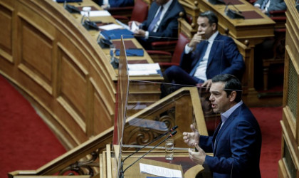 Τσίπρας: «Θα τα ρίξετε όλα στον κορωνοϊό»