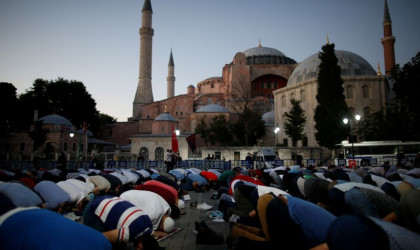 Στο στόχαστρο η Τουρκία μετά την απόφαση να κάνει τζαμί την Αγία Σοφία