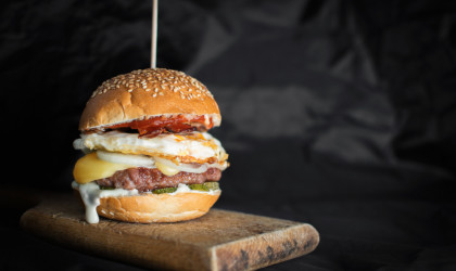 Business Insider: Η απίστευτη μέθοδος για ζουμερά burgers [βίντεο]