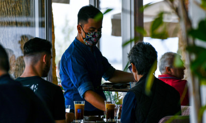 Κορωνοϊός: Σε ποιες περιοχές «κόβεται» το ωράριο στην εστίαση
