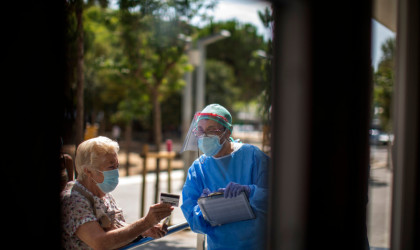 Ισπανία: Οι αρχές καλούν τους πολίτες 3 πόλεων να μείνουν σπίτια τους -Σε έξαρση ο κορωνοϊός