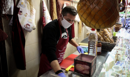 Συναγερμός για τα κρούσματα: Το Μαξίμου ετοιμάζει νέα μέτρα για τις μάσκες