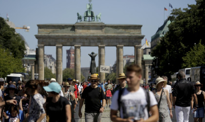 Η Γερμανία βούλιαξε στην ύφεση, αλλά η αγορά εργασίας επιβιώνει