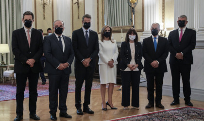 Ορκίστηκαν με μάσκες τα νέα μέλη της κυβέρνησης