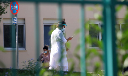 «Συναγερμός» για τις επιθέσεις αρνητών κατά γιατρών και εκπαιδευτικών