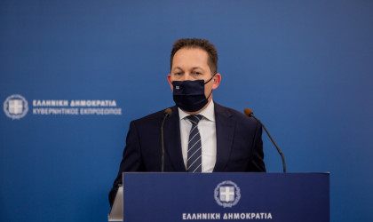 Πέτσας: Σκέψη για υποχρεωτική μάσκα σε εξωτερικούς χώρους