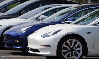 Tesla: Θα ανακαλέσει σχεδόν 55.000 οχήματα Model X