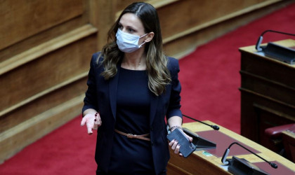 Τηλεδιάσκεψη Αχτσιόγλου και Χαρίτση με εμπορικό σύλλογο Πειραιά