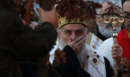 Σε λαϊκό προσκύνημα -εν μέσω πανδημίας- ο πατριάρχης Σερβίας που πέθανε από κορωνοϊό