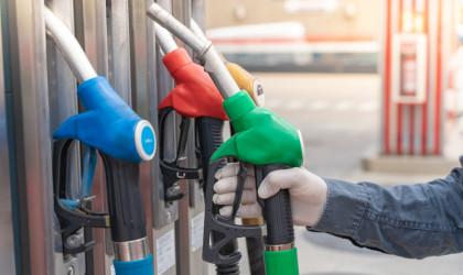 Νέο ράλι του πετρελαίου: Η κατρακύλα του ευρώ ανεβάζει το κόστος -“Κόλλησε” η βενζίνη στα 2,04 ευρώ