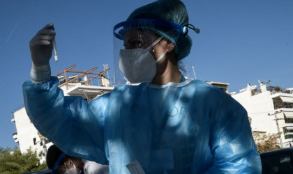 Κατατέθηκε η τροπολογία για επιβολή πλαφόν στα τεστ κορωνοϊού