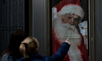 Χριστούγεννα: Λιγότερη δουλειά θα έχει ο Άι Βασίλης... Οι γονείς δυσκολεύονται να αγοράσουν παιχνίδια