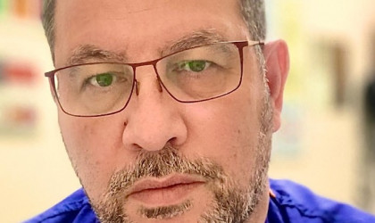 Ελληνας γιατρός που έκανε το εμβόλιο στη Βρετανία: Αστείες οι όποιες παρενέργειες μπροστά στη ΜΕΘ