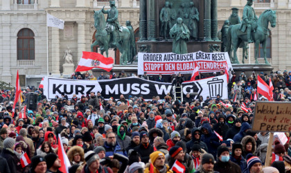 Διαδηλώσεις στην Βιέννη κατά των περιοριστικών μέτρων, ενώ ανακοινώνεται παράταση του lockdown