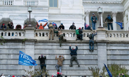 Πρωτοφανής εισβολή στο Καπιτώλιο - Τέσσερις νεκροί
