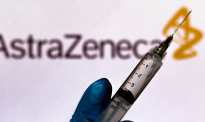ΕΜΑ: Παρενέργεια, αλλά πολύ σπάνια, οι θρομβώσεις από το AstraZeneca
