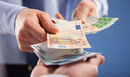 Σήμερα καταβάλλεται το «μπόνους» 300 ευρώ σε επιπλέον 1.790 μακροχρόνια ανέργους