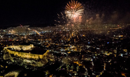 Ο πλανήτης γιόρτασε ήσυχα το 2021, υπό τη σκιά της πανδημίας