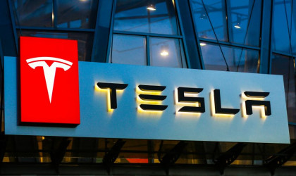Tesla: Συνεχίζεται το «ξεπούλημα» μετοχών από τον Μασκ