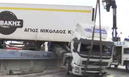 Τροχαίο-σοκ στον Κηφισό: Νταλίκα έπεσε από την γέφυρα 