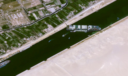 Διώρυγα του Σουέζ: Άγνωστος ο χρόνος που απαιτείται προκειμένου να αποκολληθεί προσαραγμένο πλοίο