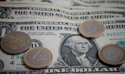 Συνάλλαγμα: Το ευρώ ενισχύεται οριακά 0,03%, στα 1,0734 δολάρια