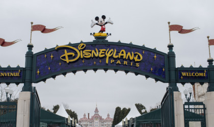 Η Disney World καταργεί την υποχρεωτική χρήση μάσκας για τους εμβολιασμένους επισκέπτες