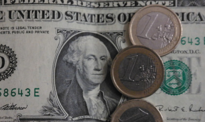 Συνάλλαγμα: Το ευρώ ενισχύεται 0,14%, στα 1,0426 δολάρια