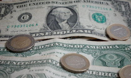 Συνάλλαγμα: Το ευρώ υποχωρεί 0,06%, στα 1,0554 δολάρια