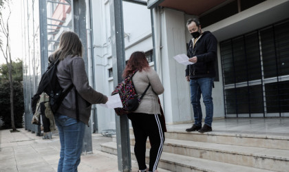 Στα θρανία ξανά οι μαθητές του λυκείου – Επιστροφή με self test και μάσκες